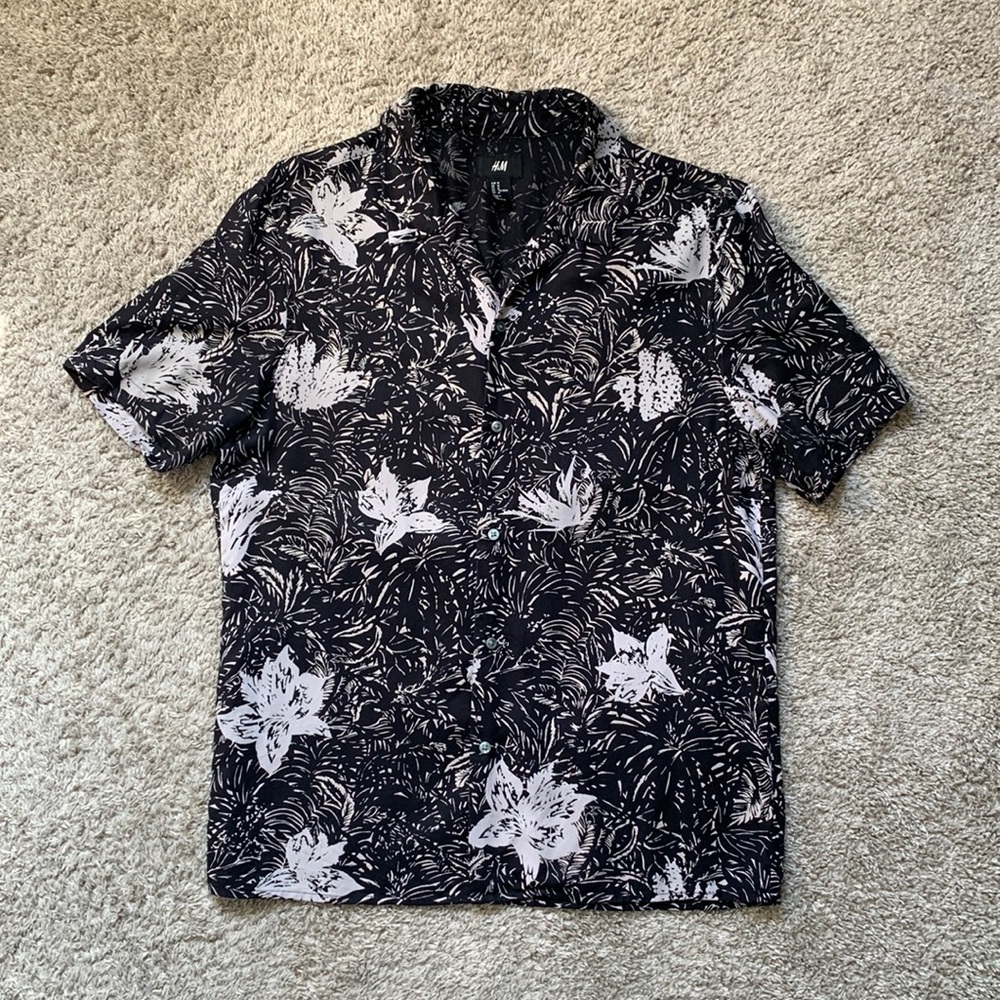 H&M Resort Shirt button up black floral aloha shirt in lyocell medium